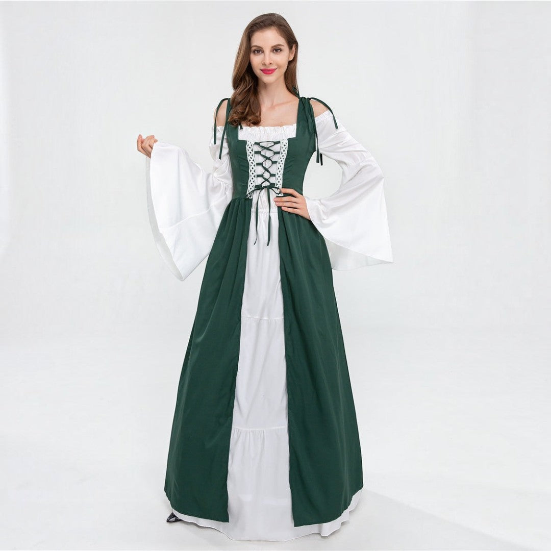 Modelo veste vestido histórico Lars Hamburg verde e branco com mangas largas e corpete com cordões para fantasia