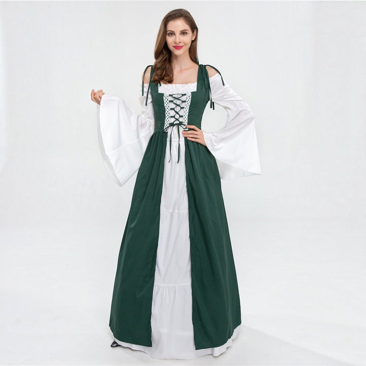 Modelo veste vestido histórico Lars Hamburg verde e branco com mangas largas e corpete com cordões para fantasia