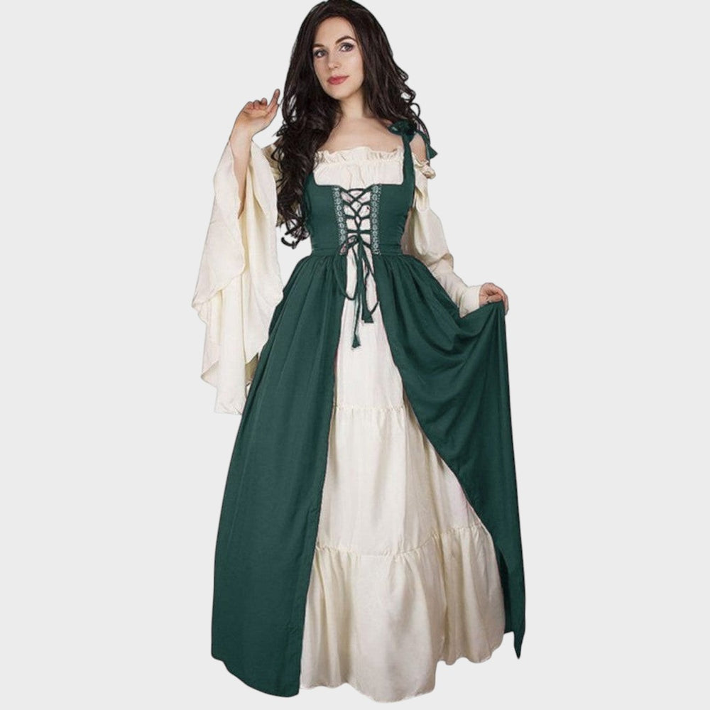 Modelo veste vestido histórico Lars Hamburg verde e creme com mangas largas, decote em V e detalhe de cordões frontais.