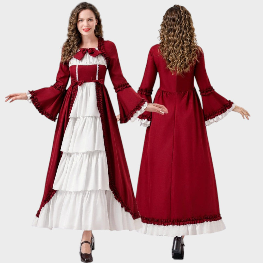 Vestido histórico Lars Hamburg em vermelho e branco com folhos, mangas largas e laços, estilo vitoriano elegante.