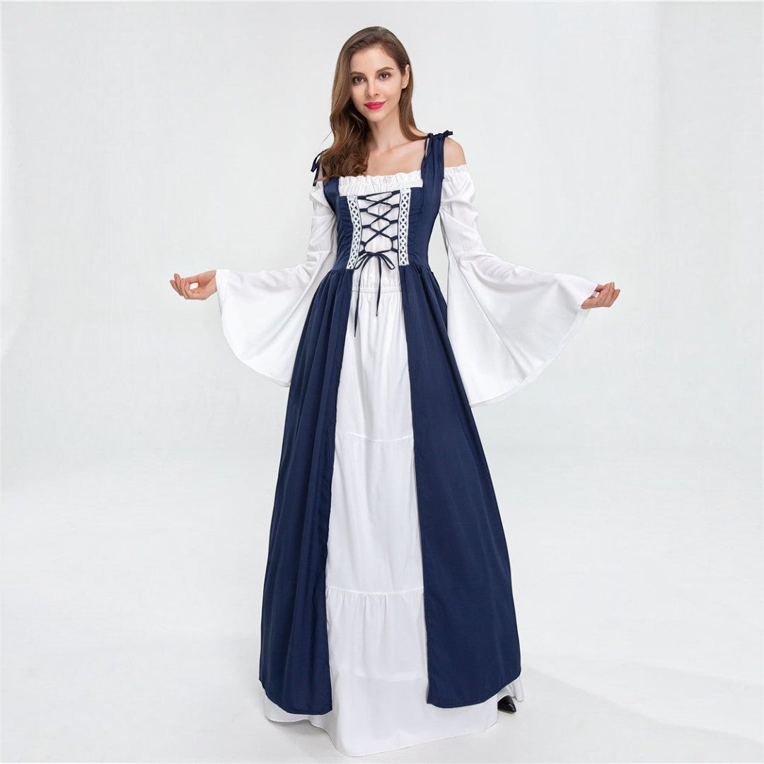 Modelo veste vestido medieval Lars Hamburg azul e branco com mangas largas, corpete com cordões e estilo histórico.