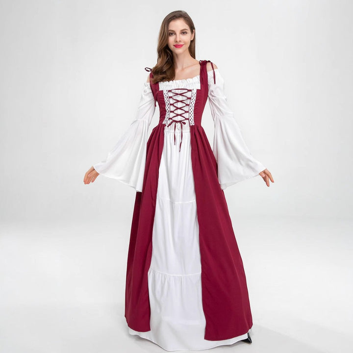 Modelo veste vestido medieval Lars Hamburg bordô e branco com mangas largas e corpete com cordões para festas