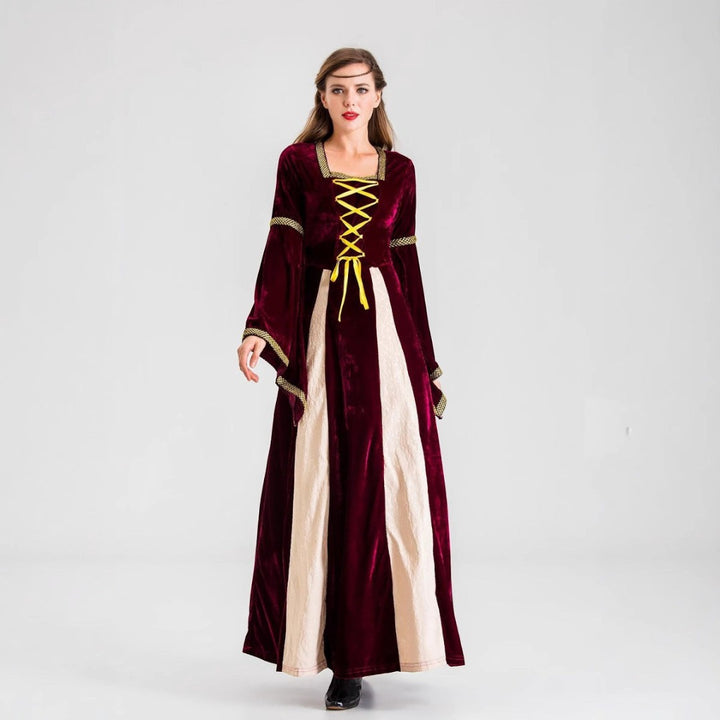Vestido medieval de veludo bordô Lars Hamburg com mangas largas, painel frontal bege e atacadores decorativos amarelos