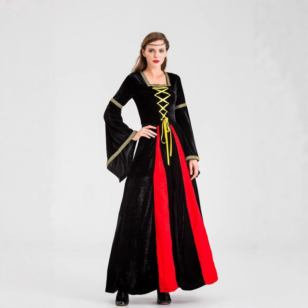 Modelo veste vestido medieval Lars Hamburg de veludo preto com painel vermelho, mangas largas e cordões amarelos.