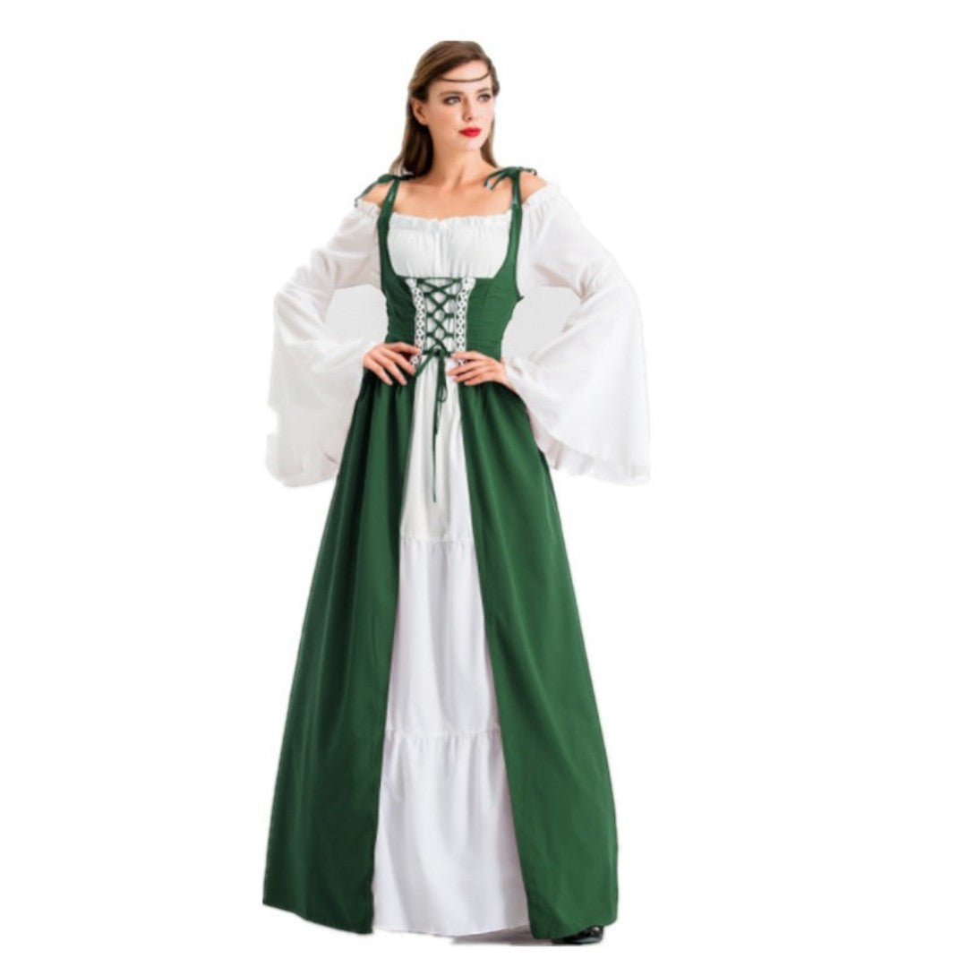 Modelo veste vestido histórico Lars Hamburg verde e branco com mangas largas e corpete com cordões estilo medieval