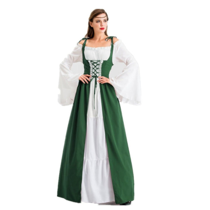 Modelo veste vestido histórico Lars Hamburg verde e branco com mangas largas e corpete com cordões estilo medieval
