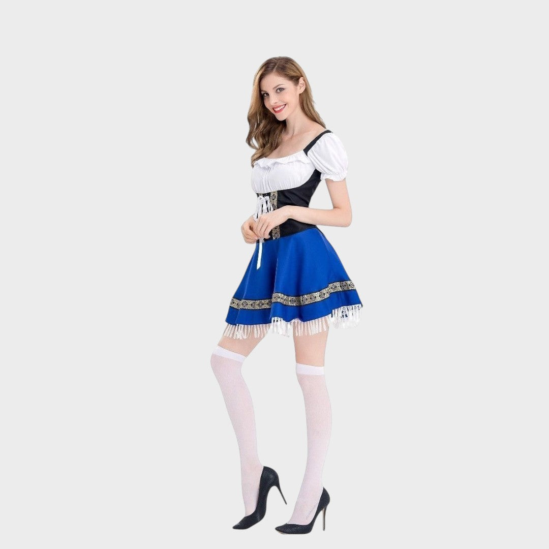 Modelo veste vestido de Oktoberfest Lars Hamburg azul e preto com corpete, mangas bufantes e detalhes bordados na bainha