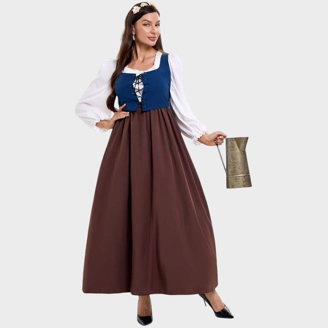 Modelo veste Lars Hamburg vestido tradicional Ursel com corpete azul, mangas brancas e saia longa castanha