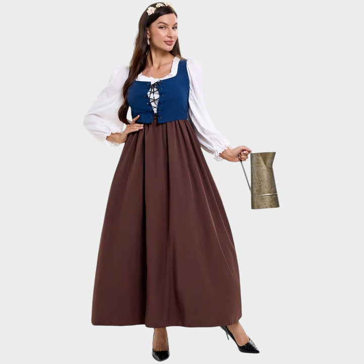 Modelo veste Lars Hamburg vestido tradicional Ursel com corpete azul, mangas brancas e saia longa castanha
