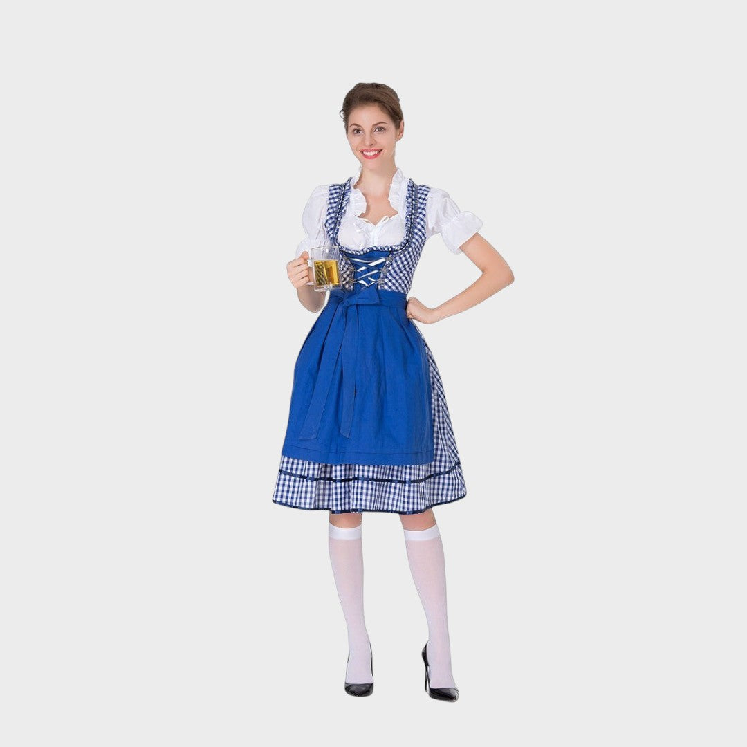 Modelo vestindo vestido tradicional bávaro Lars Hamburg azul e branco com avental, blusa branca e caneca de cerveja