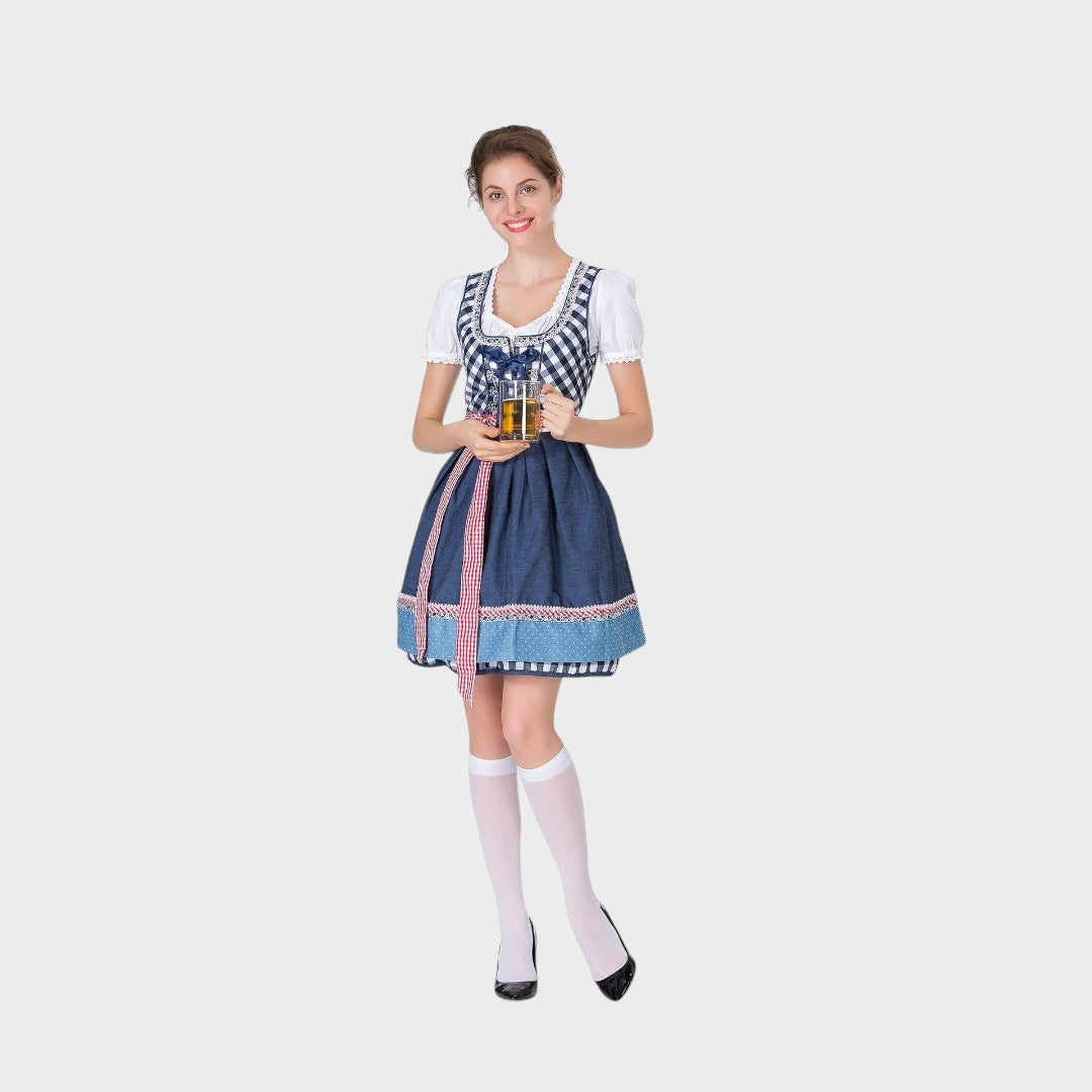 Modelo sorridente com vestido tradicional bávaro Lars Hamburg azul e branco com padrão xadrez e avental