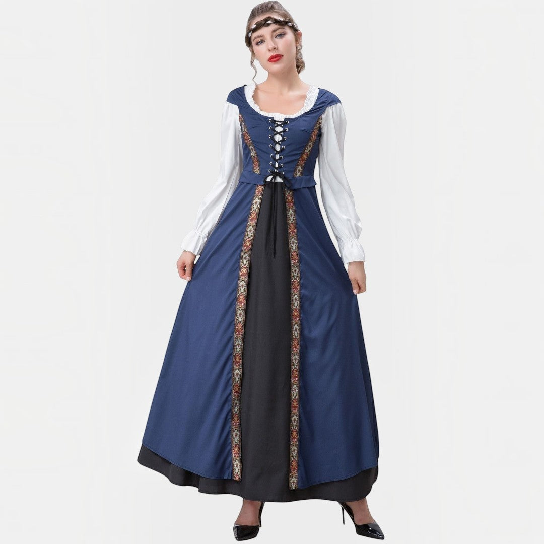 Modelo veste vestido tradicional Lars Hamburg azul e preto com mangas brancas, detalhes bordados e laço frontal.