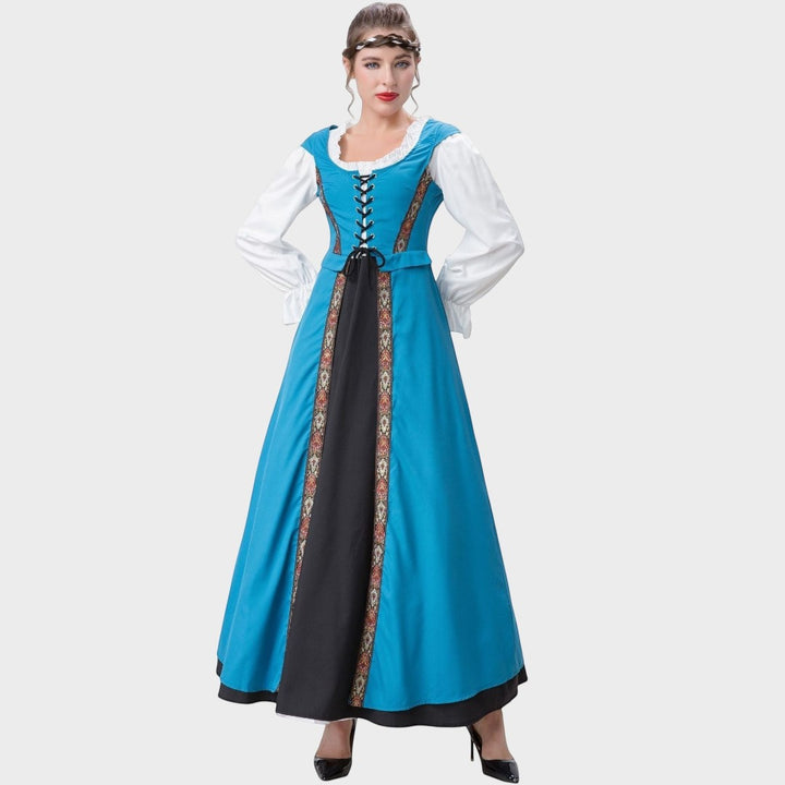 Modelo veste vestido tradicional Lars Hamburg azul com detalhes bordados, corpete com atacadores e mangas brancas longas