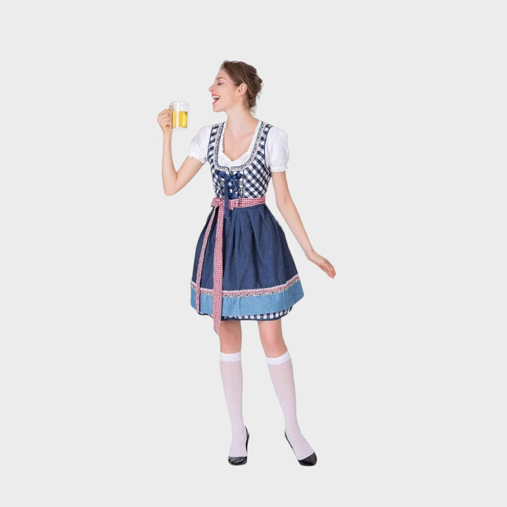 Mulher a usar vestido tradicional bávaro Lars Hamburg com padrão xadrez azul e branco, avental e caneca de cerveja.