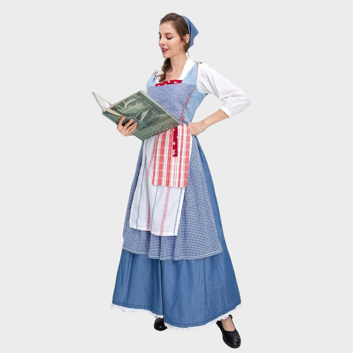 Modelo veste vestido tradicional Lars Hamburg azul com avental xadrez e detalhes em renda, estilo nostálgico.