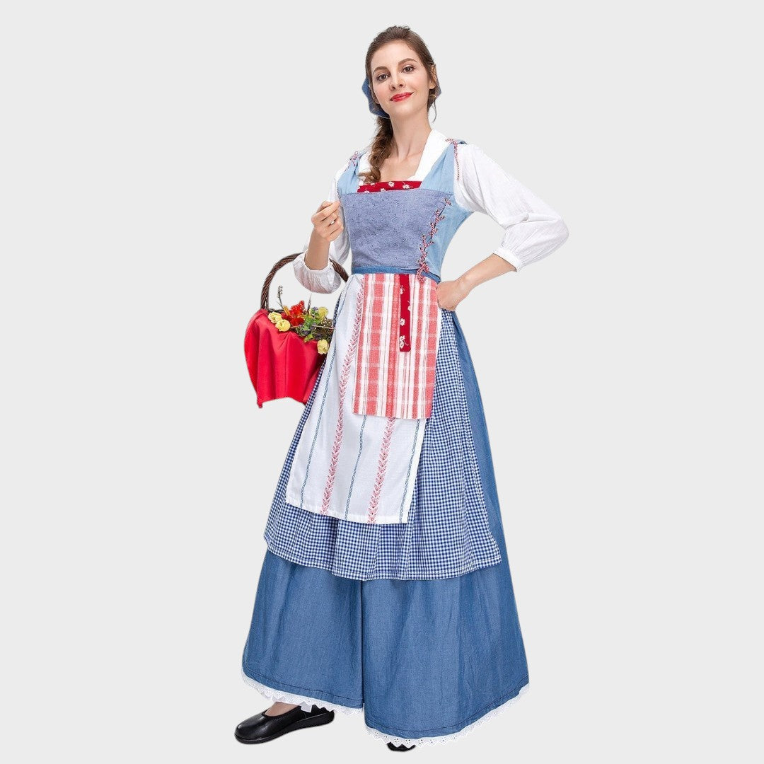 Modelo veste vestido tradicional Lars Hamburg azul com avental xadrez, detalhes em renda e cesta de flores