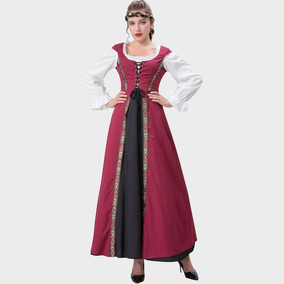 Modelo veste vestido tradicional Lars Hamburg bordô com mangas brancas, detalhes ornamentados e corpete com cordões.