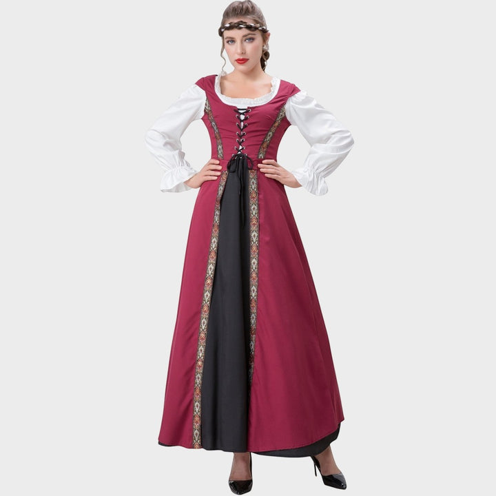 Modelo veste vestido tradicional Lars Hamburg bordô com mangas brancas, detalhes ornamentados e corpete com cordões.