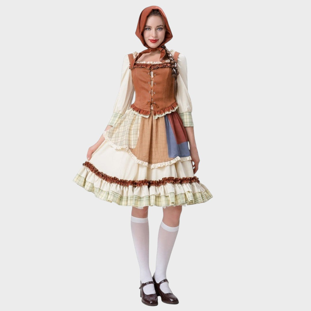 Modelo veste vestido histórico Lars Hamburg com corpete castanho, saia patchwork de algodão e lenço de cabeça a condizer