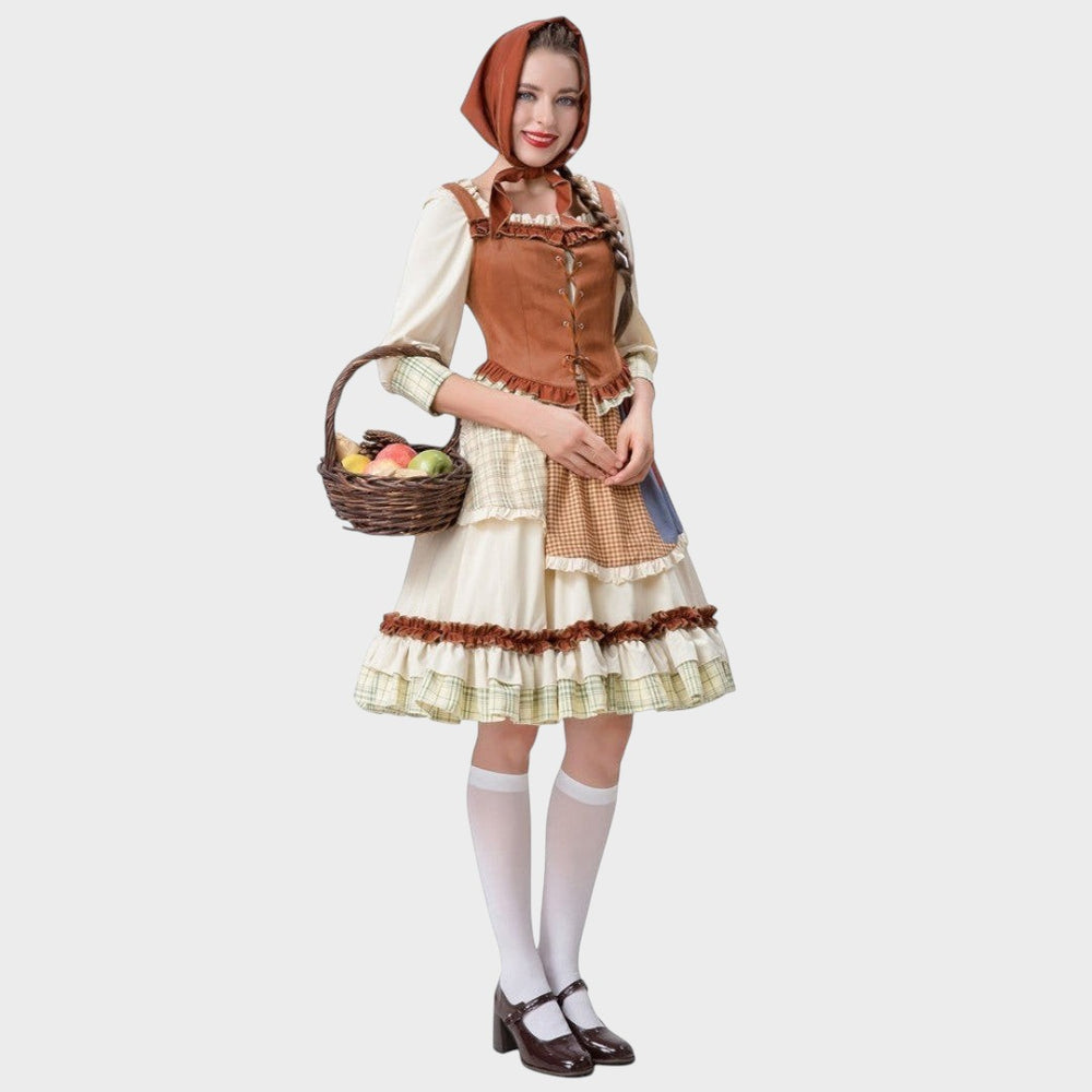 Modelo vestindo vestido tradicional Lars Hamburg com corpete castanho, saia de algodão com folhos e lenço na cabeça.