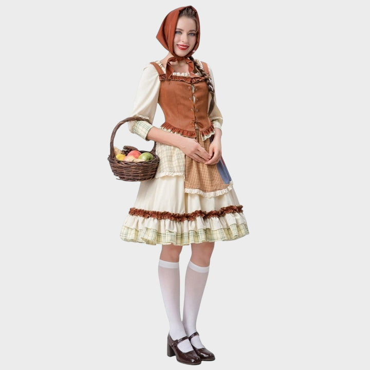 Modelo vestindo vestido tradicional Lars Hamburg com corpete castanho, saia de algodão com folhos e lenço na cabeça.