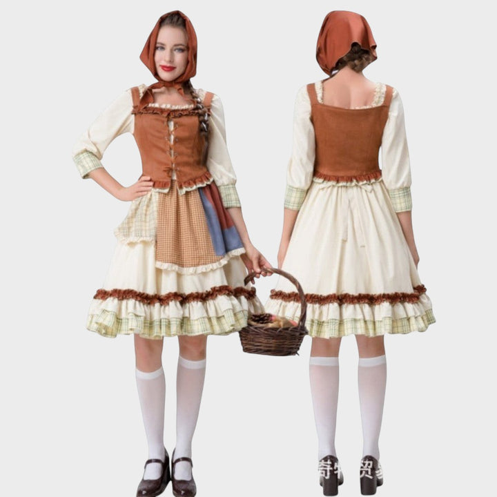 Modelo veste vestido tradicional Lars Hamburg Gundi com corpete castanho, saia de algodão e lenço de cabeça