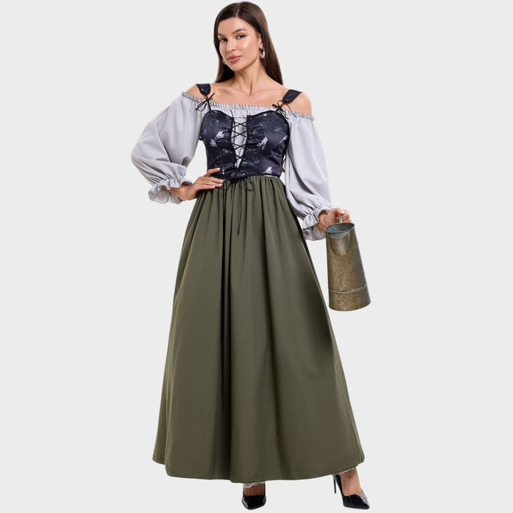Modelo veste vestido tradicional Lars Hamburg com corpete floral, mangas bufantes cinzentas e saia longa verde oliva.