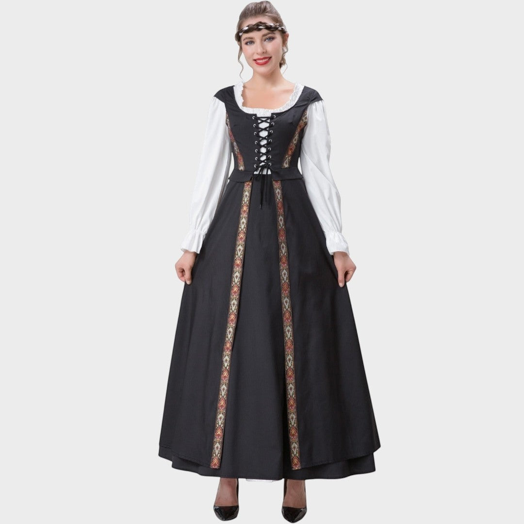 Modelo veste vestido tradicional Lars Hamburg preto com mangas brancas, detalhes bordados e corpete com atacadores.