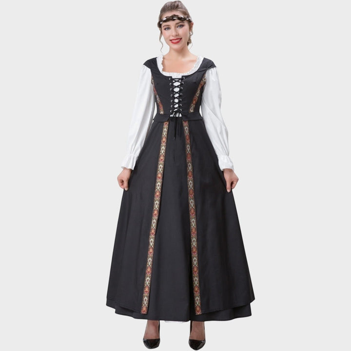 Modelo veste vestido tradicional Lars Hamburg preto com mangas brancas, detalhes bordados e corpete com atacadores.