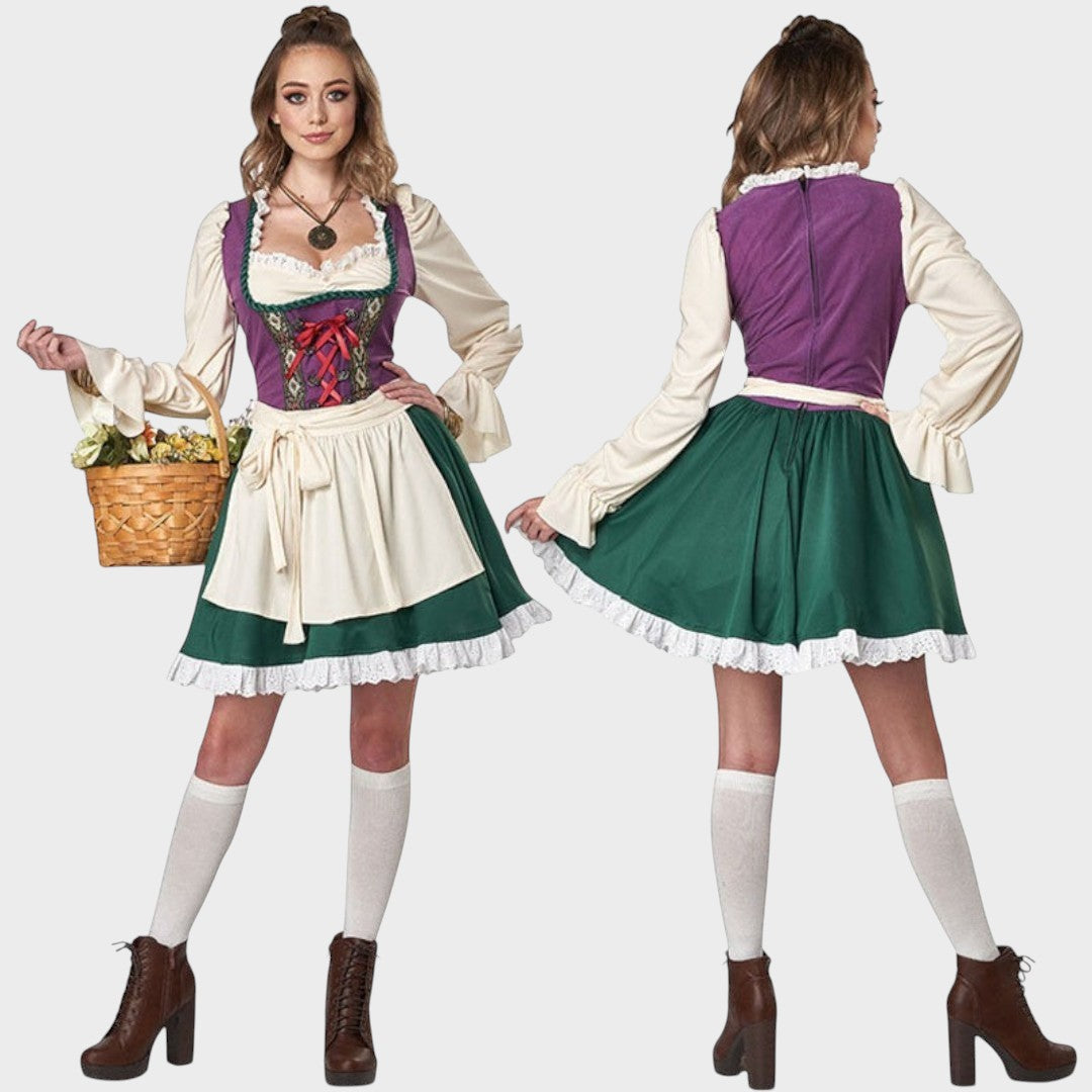 Modelo vestindo vestido Trachten Lars Hamburg roxo e verde com avental creme, babados e cinto, estilo Oktoberfest.
