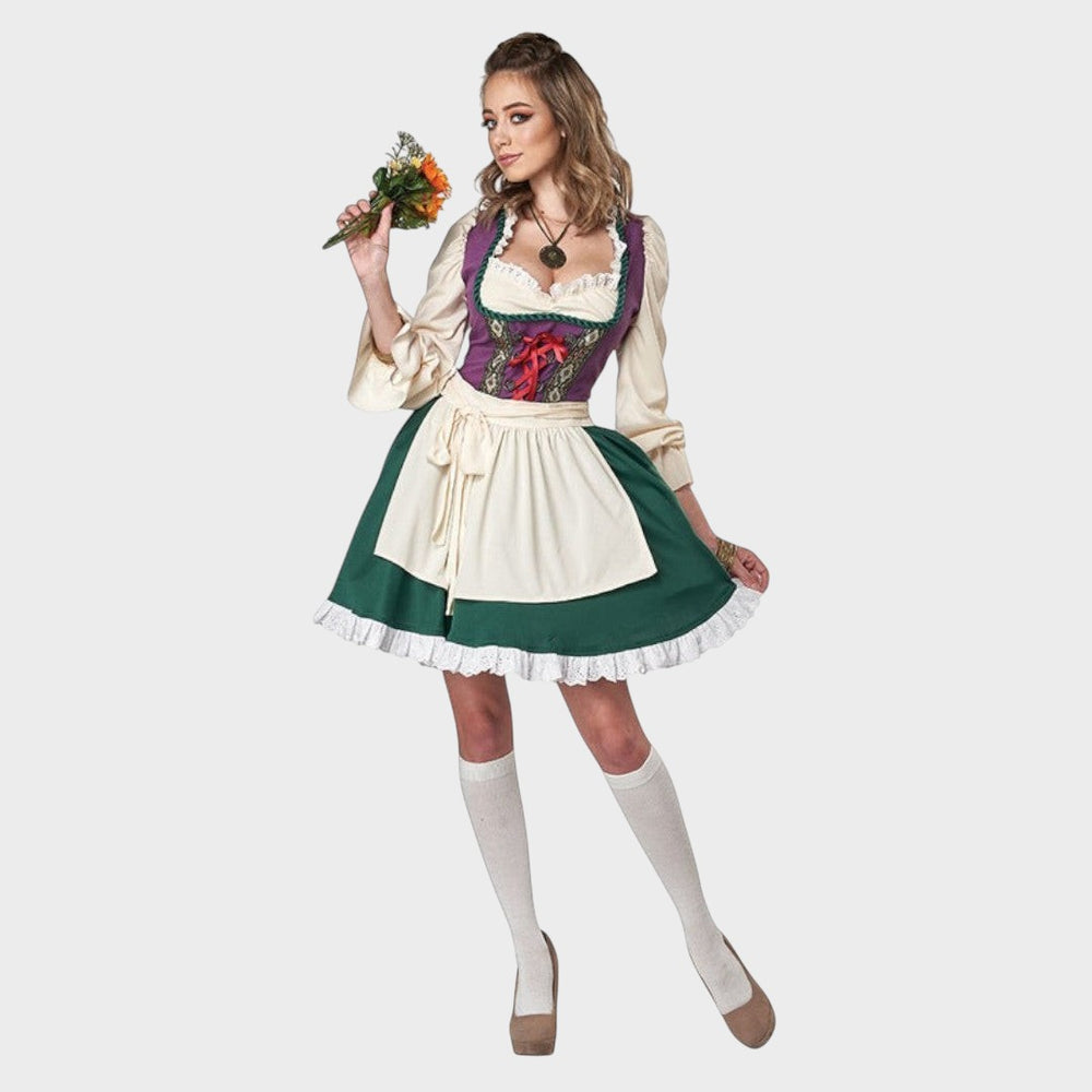 Modelo veste vestido tradicional Lars Hamburg com corpete roxo, saia verde, avental bege e detalhes de babados