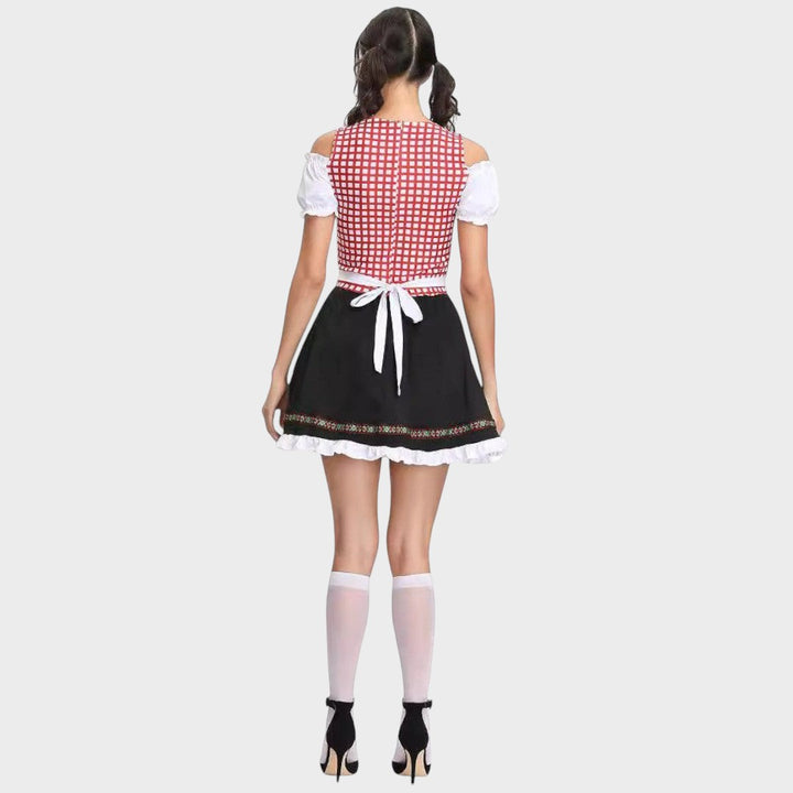 Vista traseira do vestido tradicional Lars Hamburg com corpete xadrez vermelho, mangas bufantes e saia preta com babados