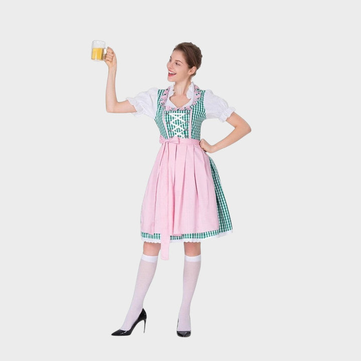 Mulher a usar vestido tradicional bávaro Lars Hamburg com padrão xadrez verde, avental rosa e blusa branca