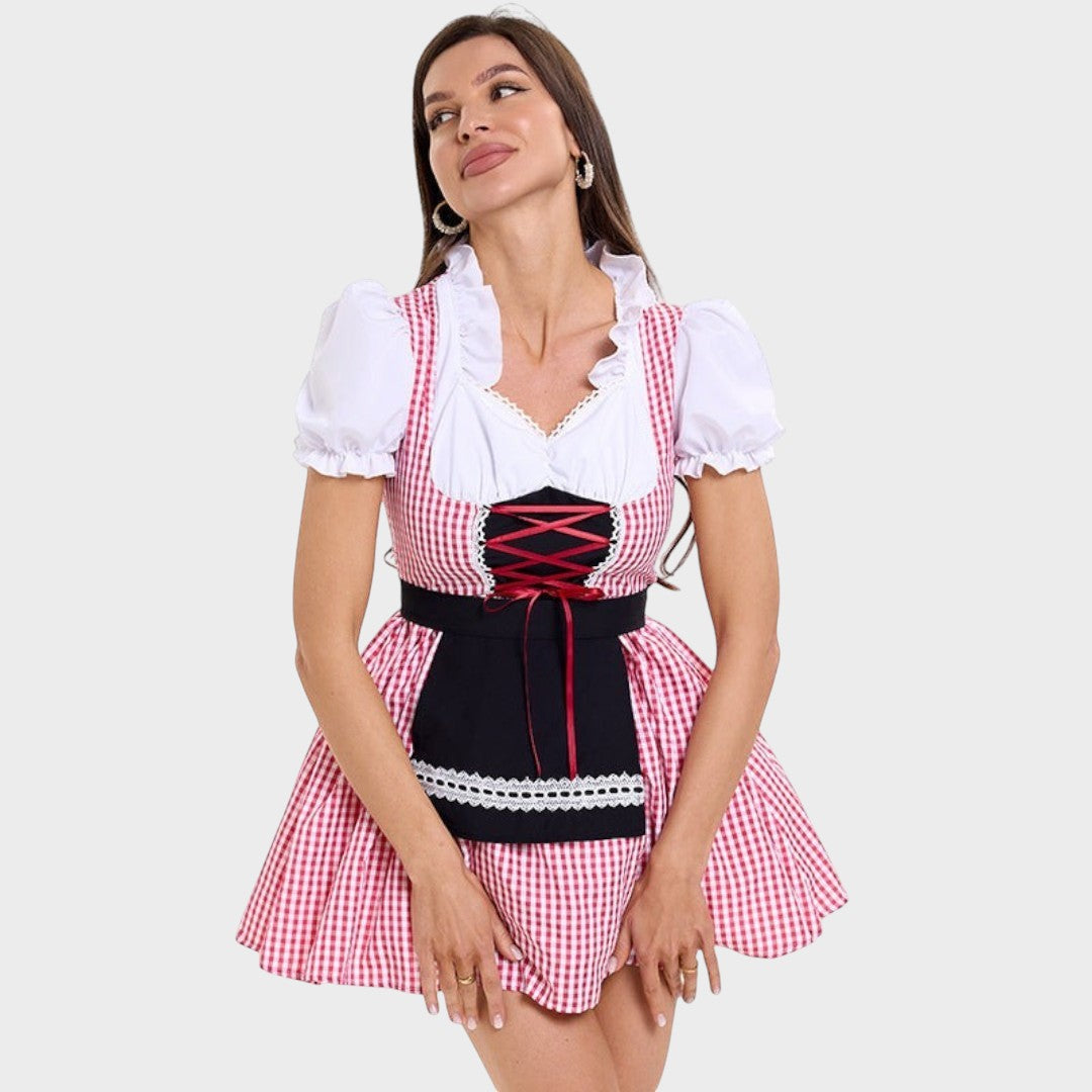 Modelo veste vestido Trachten Lars Hamburg xadrez vermelho e branco com avental preto e mangas bufantes brancas