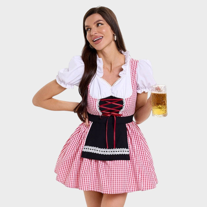Modelo veste vestido Trachten Lars Hamburg xadrez vermelho e branco com avental preto e mangas bufantes para Oktoberfest