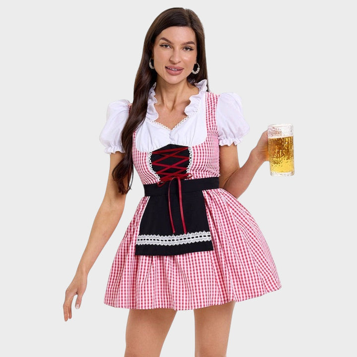 Modelo veste vestido Trachtenkleid Lars Hamburg xadrez vermelho e branco com avental preto e mangas bufantes