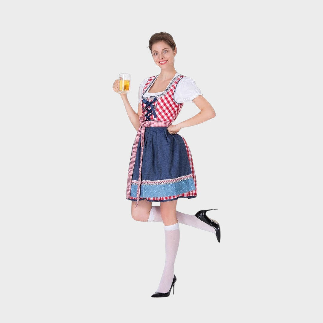 Modelo vestindo vestido de Trachten Lars Hamburg com padrão xadrez vermelho e branco, avental azul e blusa branca.