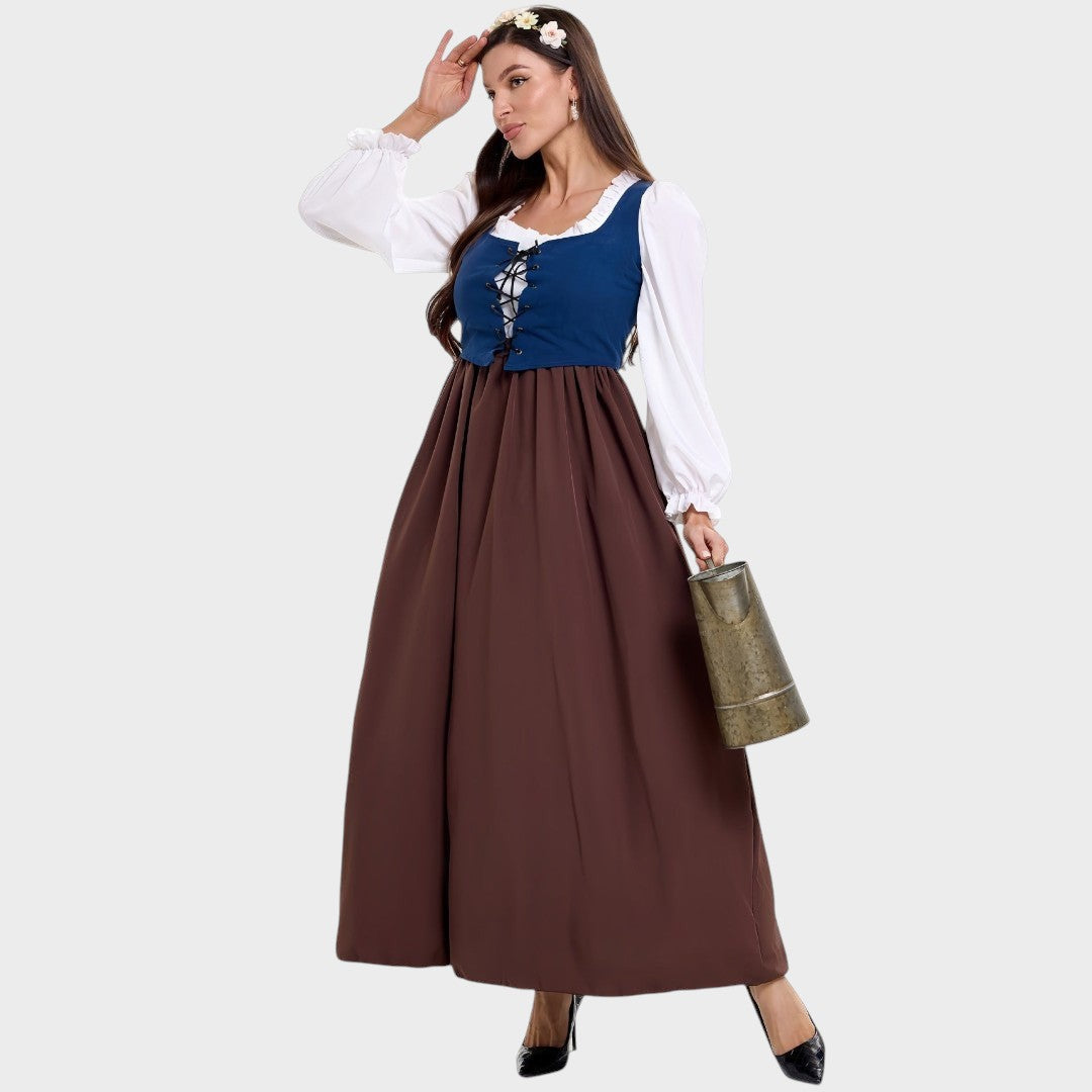 Modelo veste vestido tradicional Lars Hamburg com corpete azul, mangas brancas e saia longa castanha em fundo neutro