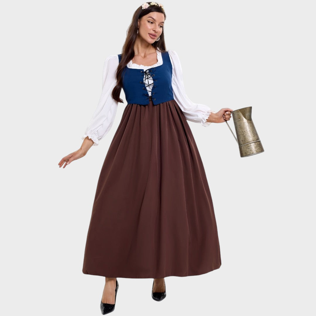 Modelo veste vestido tradicional Lars Hamburg com corpete azul, mangas brancas e saia longa castanha em fundo neutro