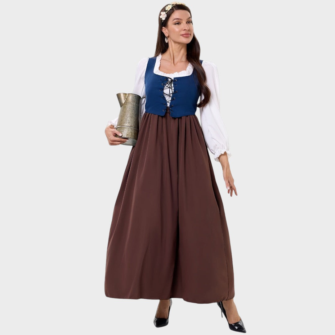 Modelo veste vestido tradicional Lars Hamburg com corpete azul, blusa branca de mangas bufantes e saia castanha longa.